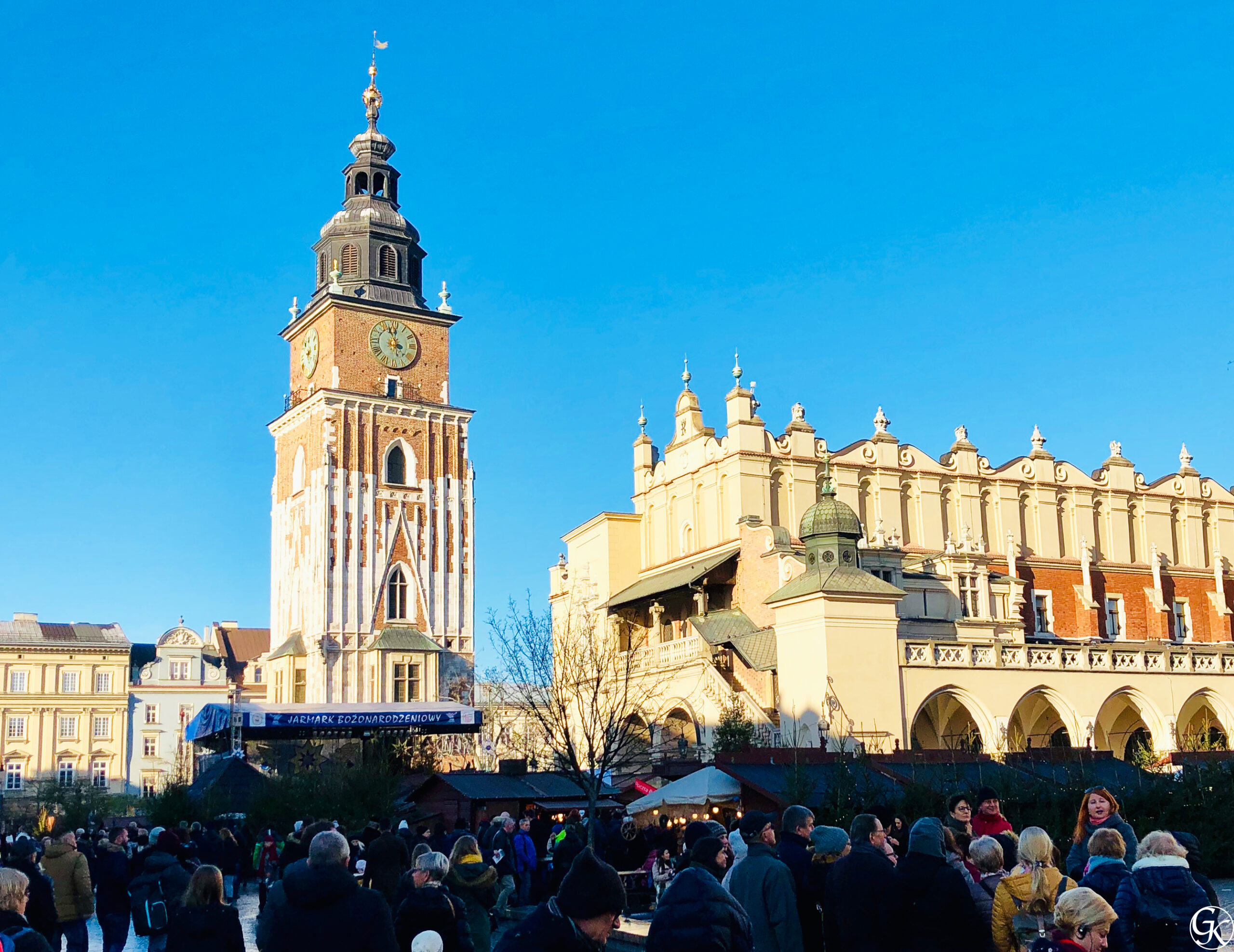 Die Tuchhallen mit Rathausturm